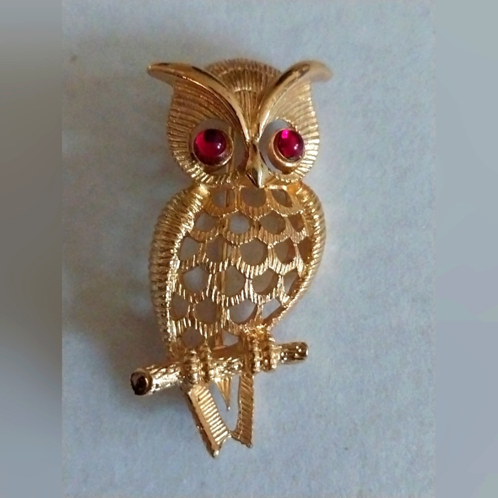 Vintage Gold tone Filigree Signed Avon Horned Owl Red Cabochon Eyes Brooch Pin